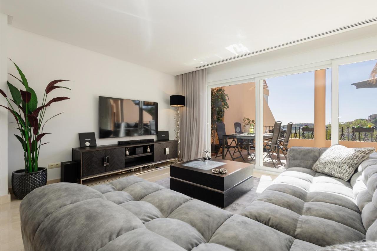 Apartment Penthouse With Sea And Views, Nueva Andalucia,